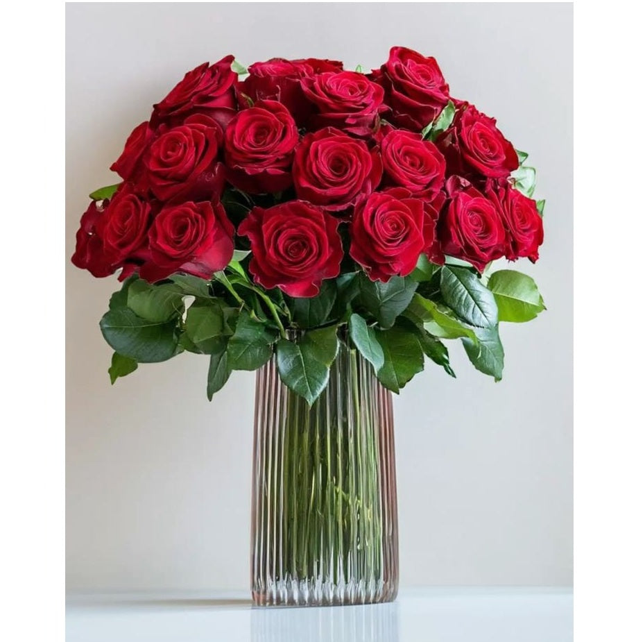 Luxurious Romance Red Roses Flower Arrangement on a Glass Vase